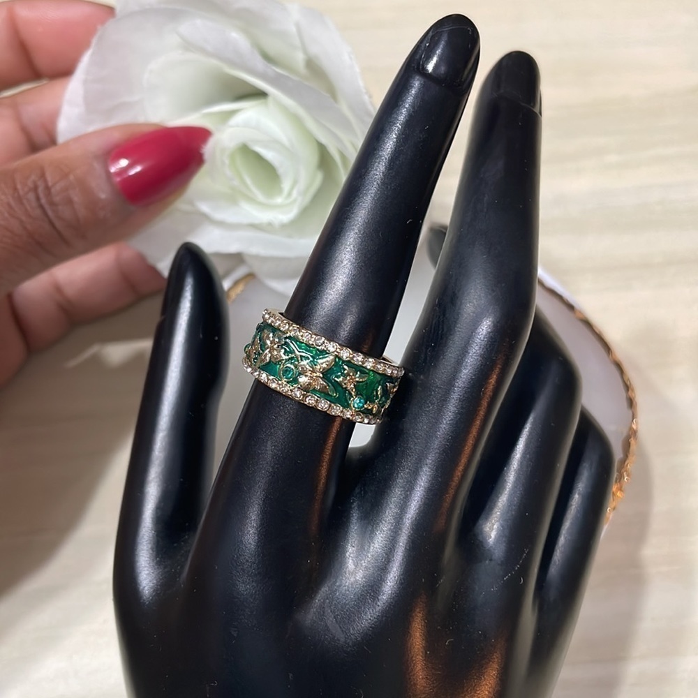 Elegant Butterfly Crystal Green Band Gold Ring - Picture 9 of 11